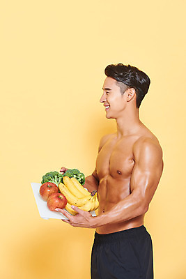 포토 JPG 스튜디오촬영 응시 남자 다이어트 근육 바나나 실내 건강 한명 서기 미소 들기 누끼 상반신 20대 성인 옆모습 헬스 한국인 사과 브로콜리 보디빌딩 보디빌더 트레이너 체중계 노란배경 바디케어 복근 성인남자한명만 식단관리 바디프로필 국내포토 1 시선 뷰포인트 백그라운드 채소 과일 모션 표정 사람 동양인 청년 내부 운동 노란색 남자한명만 성인남자만 파일형식