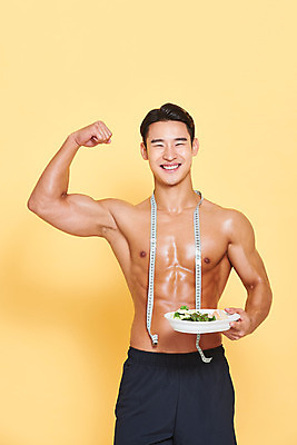 포토 JPG 스튜디오촬영 남자 다이어트 근육 실내 줄자 건강 한명 서기 미소 들기 누끼 상반신 20대 성인 앞모습 헬스 주먹 샐러드 한국인 보디빌딩 보디빌더 트레이너 노란배경 닭가슴살 바디케어 복근 성인남자한명만 식단관리 바디프로필 국내포토 1 음식 뷰포인트 백그라운드 모션 표정 자 사람 동양인 청년 내부 운동 노란색 닭고기 남자한명만 성인남자만 파일형식