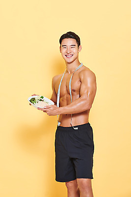 포토 JPG 스튜디오촬영 남자 다이어트 근육 실내 줄자 건강 한명 서기 미소 들기 누끼 상반신 20대 성인 옆모습 헬스 샐러드 한국인 보디빌딩 보디빌더 트레이너 노란배경 닭가슴살 바디케어 복근 성인남자한명만 식단관리 바디프로필 국내포토 1 음식 뷰포인트 백그라운드 모션 표정 자 사람 동양인 청년 내부 운동 노란색 닭고기 남자한명만 성인남자만 파일형식