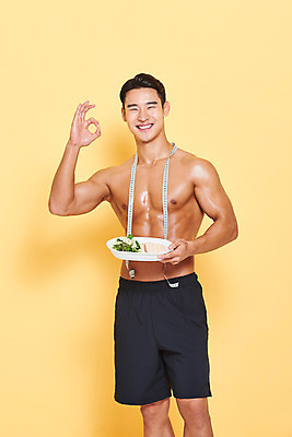 포토 JPG 스튜디오촬영 남자 다이어트 근육 실내 줄자 건강 한명 서기 미소 들기 누끼 상반신 20대 성인 앞모습 헬스 샐러드 한국인 OK 보디빌딩 보디빌더 트레이너 노란배경 닭가슴살 바디케어 복근 성인남자한명만 식단관리 바디프로필 국내포토 1 음식 뷰포인트 백그라운드 모션 표정 자 사람 동양인 손짓 청년 내부 운동 노란색 닭고기 남자한명만 성인남자만 파일형식