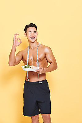 포토 JPG 스튜디오촬영 남자 다이어트 근육 실내 줄자 건강 한명 서기 미소 들기 누끼 상반신 20대 성인 앞모습 헬스 샐러드 한국인 OK 보디빌딩 보디빌더 트레이너 노란배경 닭가슴살 바디케어 복근 성인남자한명만 식단관리 바디프로필 국내포토 1 음식 뷰포인트 백그라운드 모션 표정 자 사람 동양인 손짓 청년 내부 운동 노란색 닭고기 남자한명만 성인남자만 파일형식