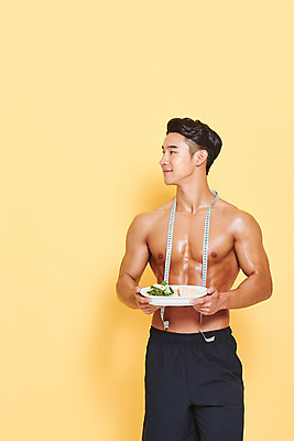 포토 JPG 스튜디오촬영 응시 남자 다이어트 근육 실내 줄자 건강 한명 서기 미소 들기 누끼 상반신 20대 성인 앞모습 헬스 샐러드 한국인 보디빌딩 보디빌더 트레이너 노란배경 닭가슴살 바디케어 복근 성인남자한명만 식단관리 바디프로필 국내포토 1 시선 음식 뷰포인트 백그라운드 모션 표정 자 사람 동양인 청년 내부 운동 노란색 닭고기 남자한명만 성인남자만 파일형식
