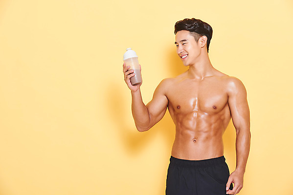 포토 JPG 스튜디오촬영 응시 남자 다이어트 근육 실내 건강 한명 서기 미소 들기 누끼 상반신 20대 성인 앞모습 헬스 한국인 보디빌딩 보디빌더 먹기 트레이너 노란배경 단백질 바디케어 복근 성인남자한명만 식단관리 단백질쉐이크 바디프로필 국내포토 1 시선 뷰포인트 백그라운드 모션 표정 사람 동양인 청년 내부 운동 노란색 쉐이크 영양소 남자한명만 성인남자만 파일형식