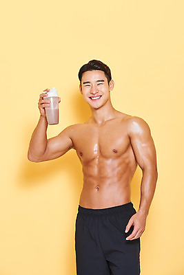 포토 JPG 스튜디오촬영 응시 남자 다이어트 근육 실내 건강 한명 서기 미소 들기 누끼 상반신 20대 성인 앞모습 헬스 한국인 보디빌딩 보디빌더 먹기 트레이너 노란배경 단백질 바디케어 복근 성인남자한명만 식단관리 단백질쉐이크 바디프로필 국내포토 1 시선 뷰포인트 백그라운드 모션 표정 사람 동양인 청년 내부 운동 노란색 쉐이크 영양소 남자한명만 성인남자만 파일형식