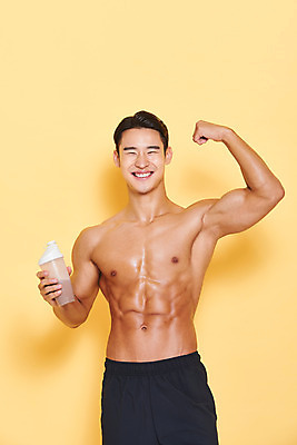 포토 JPG 스튜디오촬영 응시 남자 다이어트 근육 실내 건강 한명 서기 미소 들기 누끼 상반신 20대 성인 앞모습 헬스 주먹 한국인 보디빌딩 보디빌더 먹기 트레이너 노란배경 단백질 바디케어 복근 성인남자한명만 식단관리 단백질쉐이크 바디프로필 국내포토 1 시선 뷰포인트 백그라운드 모션 표정 사람 동양인 청년 내부 운동 노란색 쉐이크 영양소 남자한명만 성인남자만 파일형식