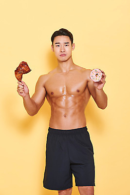포토 JPG 스튜디오촬영 남자 다이어트 근육 실내 건강 한명 서기 들기 누끼 상반신 20대 성인 앞모습 헬스 치킨 한국인 찡그림 도넛 보디빌딩 보디빌더 고민 트레이너 노란배경 바디케어 복근 성인남자한명만 식단관리 바디프로필 국내포토 1 감정 뷰포인트 백그라운드 모션 디저트 표정 사람 동양인 청년 내부 운동 노란색 닭고기요리 남자한명만 성인남자만 파일형식