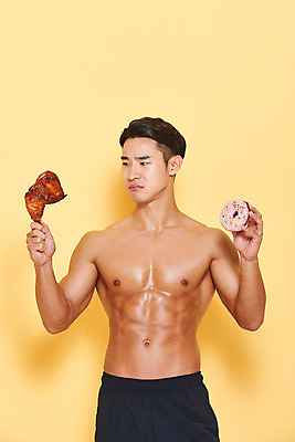 포토 JPG 스튜디오촬영 남자 다이어트 근육 실내 건강 한명 서기 들기 누끼 상반신 20대 성인 앞모습 헬스 치킨 한국인 찡그림 도넛 보디빌딩 보디빌더 고민 트레이너 노란배경 바디케어 복근 성인남자한명만 식단관리 바디프로필 국내포토 1 감정 뷰포인트 백그라운드 모션 디저트 표정 사람 동양인 청년 내부 운동 노란색 닭고기요리 남자한명만 성인남자만 파일형식