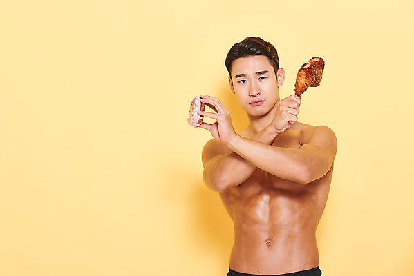 포토 JPG 스튜디오촬영 남자 다이어트 근육 실내 건강 한명 서기 들기 누끼 상반신 20대 성인 앞모습 헬스 치킨 한국인 금지 찡그림 도넛 X 보디빌딩 보디빌더 아니오 고민 트레이너 노란배경 바디케어 복근 엄격한 성인남자한명만 식단관리 바디프로필 국내포토 1 알파벳 감정 뷰포인트 백그라운드 모션 디저트 표정 사람 동양인 청년 내부 운동 노란색 닭고기요리 남자한명만 성인남자만 파일형식