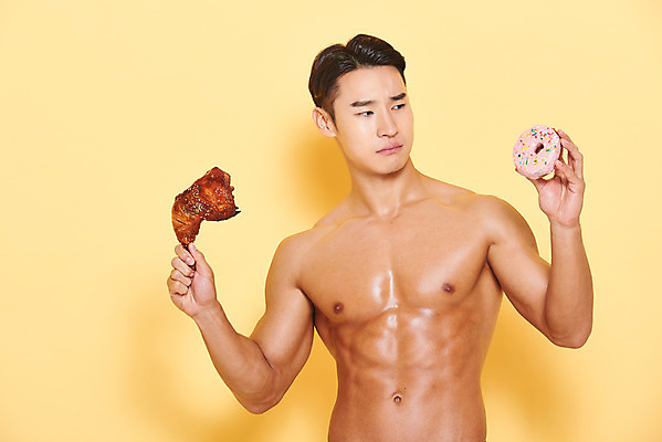포토 JPG 스튜디오촬영 응시 남자 다이어트 근육 실내 건강 한명 서기 들기 누끼 상반신 20대 성인 앞모습 헬스 치킨 한국인 찡그림 도넛 보디빌딩 보디빌더 고민 트레이너 노란배경 바디케어 복근 성인남자한명만 식단관리 바디프로필 국내포토 1 시선 감정 뷰포인트 백그라운드 모션 디저트 표정 사람 동양인 청년 내부 운동 노란색 닭고기요리 남자한명만 성인남자만 파일형식