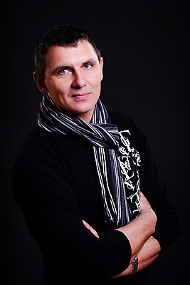 포토 JPG 해외이미지 응시 행복 중년 백그라운드 한명 검은색 목도리 최고 심각 해외포토 1 시선 잡화 감정 컬러 컨셉 사람 성인 파일형식 이미지허브