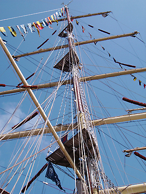 포토 JPG 해외이미지 남자 선 밧줄 바다 여행 사다리 항해 사람없음 블록 수확 깃발 그물 큼 크루즈 활 복고 함선 기어 돛대 도르래 옛날 혼란 소멸 해외포토 줄 컨셉 농업 배_교통 사람 도구 크기 파일형식 이미지허브