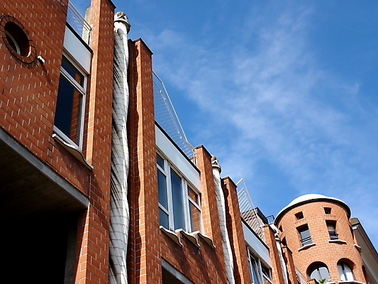 포토 JPG 해외이미지 디자인 선 벽 오렌지 건축양식 창문 유리 하늘 지붕 벽돌 아파트 주택 프레임 굴뚝 사람없음 건물 목재 파란색 빛 탑 금속 발코니 흰색 도시 괴짜 건축가 리빙 셔터 시각장애인 오리지널 콘크리트 해외포토 나무 직업 건축물 건축 컬러 컨셉 과일 재료 재질 장애인 파일형식 이미지허브