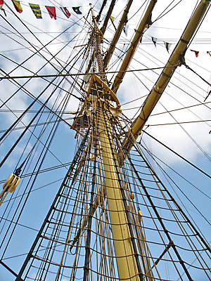 포토 JPG 해외이미지 남자 선 밧줄 바다 여행 사다리 항해 사람없음 블록 수확 깃발 그물 큼 크루즈 활 복고 함선 기어 돛대 도르래 옛날 혼란 소멸 해외포토 줄 컨셉 농업 배_교통 사람 도구 크기 파일형식 이미지허브