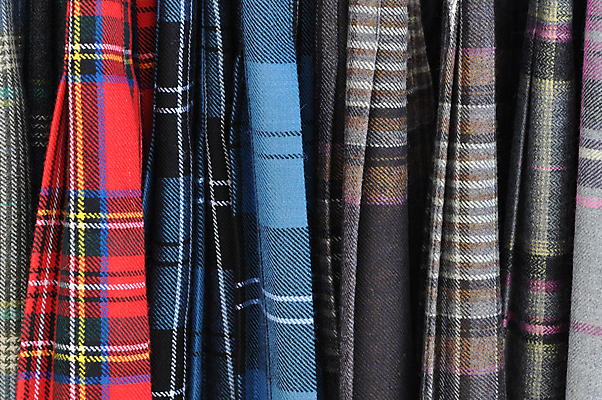 포토 JPG 해외이미지 전통 디자인 옷 문화 백그라운드 패턴 여러명 사람없음 야외 장식 빨간색 파란색 빛 치마 갈색 유행 세일 상점 검은색 직물 역사 시장 옷걸이 천 심볼 질감 기하학 양모 캐셔 스타일 스코틀랜드 해외포토 직업 컬러 다수 무늬 하의 영국 사람 파일형식 이미지허브