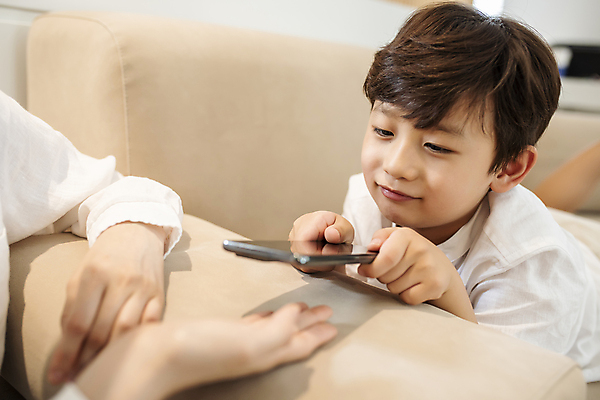 포토 JPG 손 응시 남자 어린이 실내 한명 들기 소년 상반신 앞모습 신체부위 스마트폰 소파 한국인 육아 가족라이프 주기 스마트폰중독 모바일게임 엄격한 소년한명만 게임중독 국내포토 모자관계 1 라이프스타일 시선 아들 뷰포인트 의자 가족 모션 엄마 사람 동양인 내부 핸드폰 스마트기기 게임 중독 남자한명만 소년만 파일형식