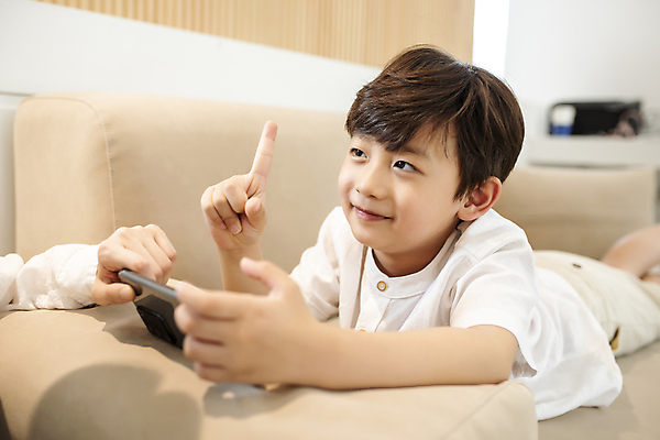 포토 JPG 손 응시 남자 어린이 엎드리기 실내 한명 미소 소년 상반신 옆모습 아웃포커스 신체부위 스마트폰 소파 한국인 육아 잡기 가족라이프 스마트폰중독 요청 모바일게임 소년한명만 게임중독 국내포토 모자관계 1 라이프스타일 시선 아들 뷰포인트 의자 가족 모션 엄마 촬영기법 표정 사람 동양인 내부 핸드폰 스마트기기 게임 중독 남자한명만 소년만 파일형식