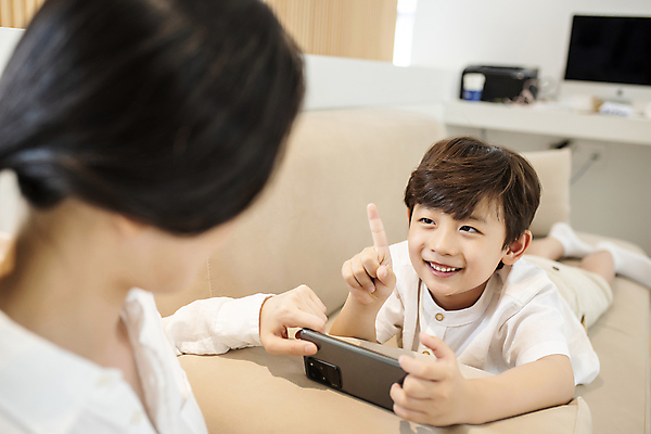 포토 JPG 전신 응시 여자 남자 어린이 엎드리기 실내 미소 소년 상반신 성인 두명 앞모습 옆모습 30대 스마트폰 소파 한국인 육아 잡기 가족라이프 스마트폰중독 요청 모바일게임 게임중독 국내포토 모자관계 라이프스타일 시선 아들 뷰포인트 의자 가족 모션 엄마 표정 사람 동양인 내부 장년 핸드폰 스마트기기 게임 중독 파일형식