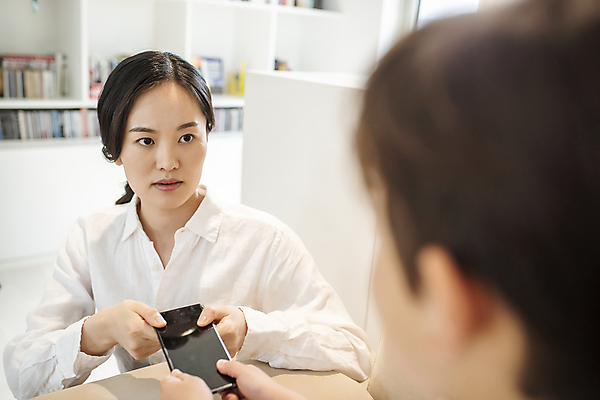 포토 JPG 응시 여자 남자 어린이 실내 소년 상반신 성인 두명 앞모습 뒷모습 30대 스마트폰 한국인 육아 잡기 가족라이프 소프트포커스 스마트폰중독 실랑이 엄격한 뺏기 게임중독 국내포토 모자관계 라이프스타일 시선 아들 뷰포인트 가족 모션 엄마 촬영기법 사람 동양인 내부 장년 핸드폰 스마트기기 중독 파일형식