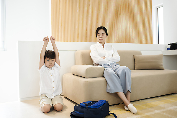 포토 JPG 전신 응시 여자 남자 어린이 책가방 실내 앉기 소년 성인 두명 앞모습 30대 소파 손들기 팔짱 한국인 육아 가족라이프 무릎꿇기 꾸지람 벌서기 엄격한 못마땅 국내포토 모자관계 라이프스타일 시선 감정 아들 뷰포인트 의자 가방 가족 모션 엄마 사람 동양인 내부 장년 체벌 파일형식