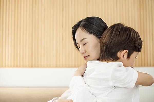 포토 JPG 여자 남자 행복 어린이 포옹 실내 사랑 소년 상반신 성인 두명 옆모습 30대 눈감음 한국인 육아 가족라이프 화해 아들바보 국내포토 모자관계 라이프스타일 감정 아들 뷰포인트 가족 안기 모션 엄마 사람 동양인 내부 장년 파일형식