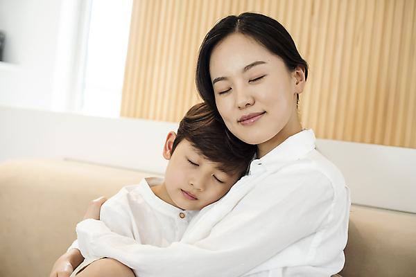포토 JPG 여자 남자 행복 어린이 포옹 실내 사랑 미소 소년 상반신 성인 두명 앞모습 30대 눈감음 한국인 육아 가족라이프 화해 아들바보 국내포토 모자관계 라이프스타일 감정 아들 뷰포인트 가족 안기 모션 엄마 표정 사람 동양인 내부 장년 파일형식