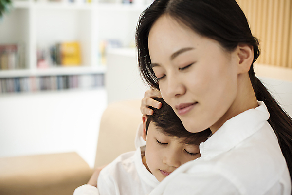 포토 JPG 여자 남자 행복 어린이 포옹 실내 사랑 미소 소년 상반신 성인 두명 앞모습 옆모습 아웃포커스 30대 눈감음 한국인 육아 가족라이프 화해 아들바보 국내포토 모자관계 라이프스타일 감정 아들 뷰포인트 가족 안기 모션 엄마 촬영기법 표정 사람 동양인 내부 장년 파일형식