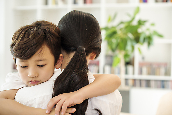 포토 JPG 여자 남자 행복 어린이 포옹 실내 사랑 소년 상반신 성인 두명 앞모습 뒷모습 아웃포커스 30대 한국인 육아 가족라이프 사죄 화해 진심 아들바보 국내포토 모자관계 라이프스타일 감정 아들 뷰포인트 가족 안기 엄마 촬영기법 사람 동양인 내부 장년 파일형식