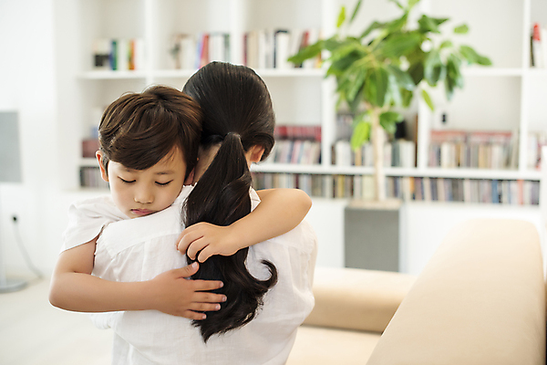 포토 JPG 여자 남자 행복 어린이 포옹 실내 사랑 소년 상반신 성인 두명 앞모습 뒷모습 아웃포커스 30대 눈감음 한국인 육아 가족라이프 사죄 화해 진심 아들바보 국내포토 모자관계 라이프스타일 감정 아들 뷰포인트 가족 안기 모션 엄마 촬영기법 사람 동양인 내부 장년 파일형식