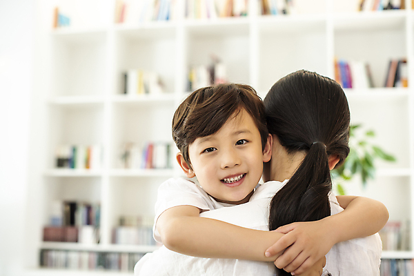 포토 JPG 응시 여자 남자 행복 어린이 포옹 실내 사랑 미소 소년 상반신 성인 두명 앞모습 뒷모습 아웃포커스 30대 한국인 육아 가족라이프 사죄 화해 진심 아들바보 국내포토 모자관계 라이프스타일 시선 감정 아들 뷰포인트 가족 안기 엄마 촬영기법 표정 사람 동양인 내부 장년 파일형식