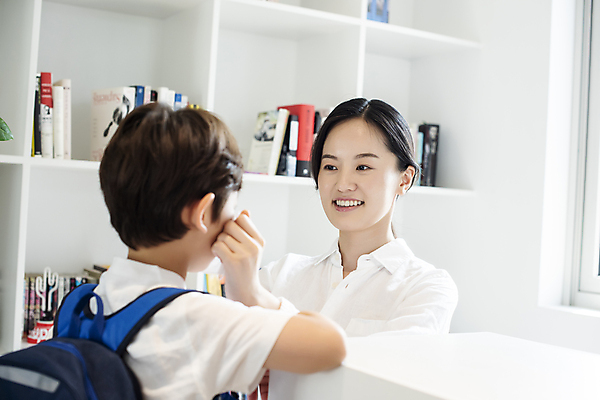 포토 JPG 응시 여자 남자 행복 어린이 책가방 실내 사랑 마스크 미소 소년 상반신 성인 두명 앞모습 뒷모습 30대 한국인 육아 잡기 가족라이프 준비 등교 코로나바이러스 감염예방 델타변이바이러스 아들바보 국내포토 모자관계 라이프스타일 시선 감정 아들 뷰포인트 가방 가족 모션 엄마 표정 사람 동양인 내부 장년 바이러스 사회이슈 예방 등하교 감염 파일형식