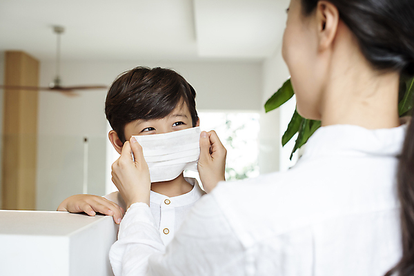 포토 JPG 응시 여자 남자 행복 어린이 실내 사랑 마스크 미소 소년 상반신 성인 두명 앞모습 뒷모습 30대 한국인 육아 잡기 가족라이프 준비 등교 눈웃음 코로나바이러스 감염예방 델타변이바이러스 아들바보 국내포토 모자관계 라이프스타일 시선 감정 아들 뷰포인트 가족 모션 엄마 표정 사람 동양인 내부 장년 바이러스 사회이슈 예방 등하교 감염 파일형식