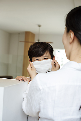 포토 JPG 응시 여자 남자 행복 어린이 실내 사랑 마스크 미소 소년 상반신 성인 두명 앞모습 뒷모습 30대 한국인 육아 잡기 가족라이프 준비 등교 눈웃음 코로나바이러스 감염예방 델타변이바이러스 아들바보 국내포토 모자관계 라이프스타일 시선 감정 아들 뷰포인트 가족 모션 엄마 표정 사람 동양인 내부 장년 바이러스 사회이슈 예방 등하교 감염 파일형식