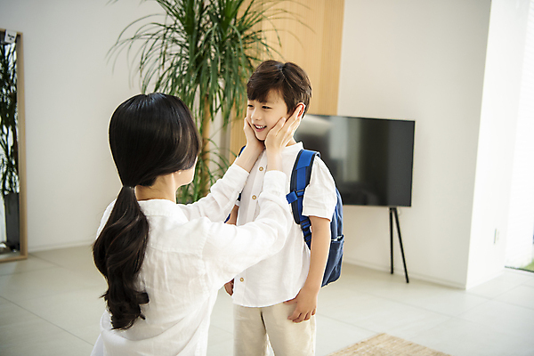 포토 JPG 응시 여자 남자 행복 어린이 책가방 실내 사랑 미소 소년 상반신 성인 두명 옆모습 뒷모습 30대 한국인 육아 인사 가족라이프 등교 감싸기 아들바보 국내포토 모자관계 라이프스타일 시선 감정 아들 뷰포인트 가방 가족 모션 엄마 표정 사람 동양인 내부 장년 예절 등하교 파일형식