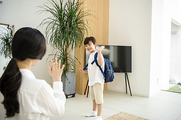 포토 JPG 전신 응시 여자 남자 행복 어린이 책가방 실내 사랑 서기 미소 소년 상반신 성인 두명 옆모습 뒷모습 30대 한국인 육아 가족라이프 등교 손인사 배웅 아들바보 국내포토 모자관계 라이프스타일 시선 감정 아들 뷰포인트 가방 가족 모션 엄마 표정 사람 동양인 내부 장년 인사 등하교 파일형식