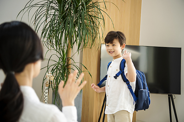 포토 JPG 응시 여자 남자 행복 어린이 책가방 실내 사랑 미소 소년 상반신 성인 두명 옆모습 뒷모습 30대 한국인 육아 가족라이프 등교 손인사 배웅 아들바보 국내포토 모자관계 라이프스타일 시선 감정 아들 뷰포인트 가방 가족 엄마 표정 사람 동양인 내부 장년 인사 등하교 파일형식