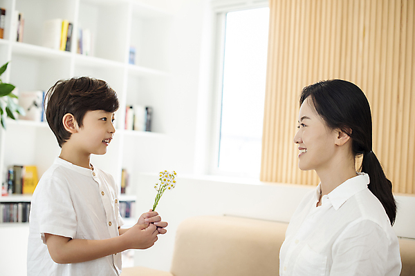 포토 JPG 여자 남자 꽃 행복 어린이 실내 선물 사랑 미소 들기 소년 상반신 성인 두명 옆모습 30대 마주보기 한국인 육아 가족라이프 주기 효도 아들바보 국내포토 모자관계 식물 라이프스타일 감정 아들 뷰포인트 컨셉 가족 모션 엄마 표정 사람 동양인 내부 장년 파일형식