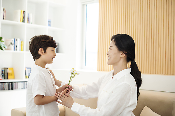 포토 JPG 여자 남자 꽃 행복 어린이 실내 선물 사랑 미소 들기 소년 상반신 성인 두명 옆모습 30대 마주보기 한국인 육아 가족라이프 주기 효도 손뻗기 아들바보 국내포토 모자관계 식물 라이프스타일 감정 아들 뷰포인트 컨셉 가족 모션 엄마 표정 사람 동양인 내부 장년 파일형식