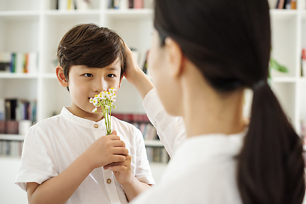 포토 JPG 응시 여자 남자 꽃 행복 어린이 실내 선물 사랑 들기 소년 상반신 성인 두명 앞모습 뒷모습 30대 한국인 육아 가족라이프 소프트포커스 효도 칭찬 쓰다듬기 아들바보 국내포토 모자관계 식물 라이프스타일 시선 감정 아들 뷰포인트 컨셉 가족 모션 엄마 촬영기법 사람 동양인 내부 장년 파일형식