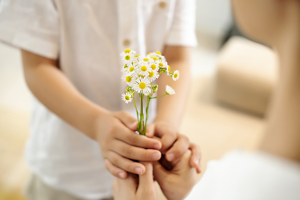 포토 JPG 여자 남자 꽃 행복 어린이 실내 선물 사랑 근접촬영 소년 상반신 성인 두명 앞모습 뒷모습 아웃포커스 30대 한국인 육아 잡기 가족라이프 소프트포커스 주기 효도 아들바보 국내포토 모자관계 식물 라이프스타일 감정 아들 뷰포인트 컨셉 가족 모션 엄마 촬영기법 사람 동양인 내부 장년 파일형식