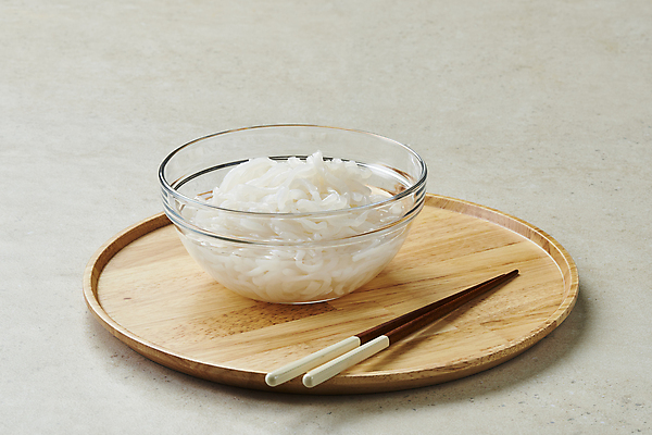 포토 JPG 스튜디오촬영 다이어트 식재료 젓가락 회색배경 실내 사람없음 담기 채식 유리그릇 건강식 나무쟁반 저칼로리 베지푸드 비건 곤약면 비건음식 국내포토 그릇 음식 백그라운드 모션 유리 쟁반 수저 건강 내부 목재 회색 곤약 채식주의자 파일형식