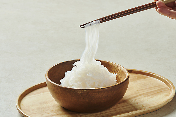 포토 JPG 스튜디오촬영 손 다이어트 식재료 젓가락 회색배경 실내 들기 신체부위 채식 건강식 나무그릇 나무쟁반 저칼로리 젓가락질 베지푸드 비건 곤약면 비건음식 국내포토 그릇 음식 백그라운드 모션 쟁반 수저 건강 사람 손짓 내부 목재 회색 곤약 채식주의자 파일형식