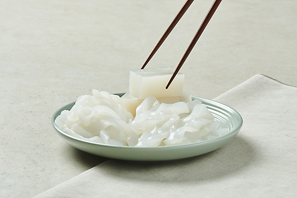 포토 JPG 스튜디오촬영 접시 다이어트 식재료 젓가락 회색배경 파스타 실내 사람없음 천 채식 건강식 곤약 저칼로리 젓가락질 베지푸드 비건 곤약면 비건음식 국내포토 식기 음식 백그라운드 서양음식 수저 건강 손짓 내부 회색 직물 채식주의자 파일형식