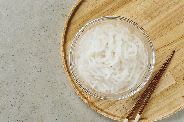 포토 JPG 스튜디오촬영 다이어트 식재료 젓가락 회색배경 실내 사람없음 하이앵글 담기 채식 유리그릇 건강식 나무쟁반 저칼로리 베지푸드 비건 곤약면 비건음식 국내포토 그릇 음식 뷰포인트 백그라운드 모션 유리 쟁반 수저 건강 내부 목재 회색 곤약 채식주의자 파일형식