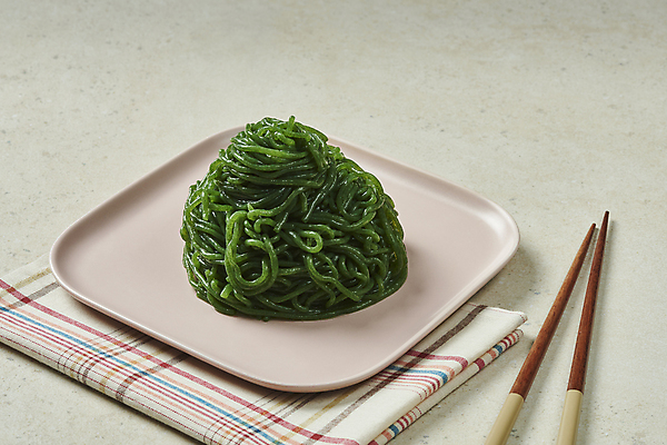 포토 JPG 스튜디오촬영 접시 다이어트 식재료 젓가락 회색배경 실내 사람없음 식탁보 채식 건강식 저칼로리 베지푸드 비건 파래곤약면 비건음식 국내포토 식기 음식 백그라운드 수저 건강 내부 회색 채식주의자 파일형식 곤약면