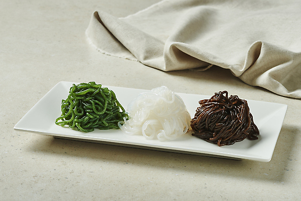 포토 JPG 스튜디오촬영 접시 다이어트 식재료 회색배경 실내 사람없음 다양 식탁보 채식 건강식 저칼로리 베지푸드 비건 곤약면 파래곤약면 해초곤약면 비건음식 국내포토 식기 음식 다수 백그라운드 건강 내부 회색 곤약 채식주의자 파일형식