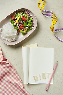 포토 JPG 스튜디오촬영 접시 영어 다이어트 방울토마토 회색배경 파스타 실내 줄자 사람없음 단어 하이앵글 연필 공책 샐러드 식탁보 채식 건강식 저칼로리 플랫레이 베지푸드 비건 곤약면 비건음식 국내포토 문자 식기 음식 뷰포인트 백그라운드 토마토 문구용품 학용품 서양음식 자 건강 내부 필기구 회색 플랫 곤약 채식주의자 파일형식