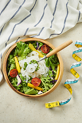 포토 JPG 스튜디오촬영 포크 다이어트 방울토마토 회색배경 실내 줄자 사람없음 하이앵글 샐러드 식탁보 채식 건강식 나무그릇 저칼로리 플랫레이 베지푸드 비건 곤약면 비건음식 국내포토 그릇 식기 음식 뷰포인트 백그라운드 토마토 자 건강 내부 목재 회색 플랫 곤약 채식주의자 파일형식