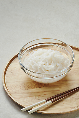 포토 JPG 스튜디오촬영 다이어트 식재료 젓가락 회색배경 실내 사람없음 담기 채식 유리그릇 건강식 나무쟁반 저칼로리 베지푸드 비건 곤약면 비건음식 국내포토 그릇 음식 백그라운드 모션 유리 쟁반 수저 건강 내부 목재 회색 곤약 채식주의자 파일형식