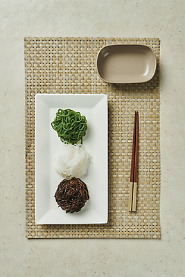 포토 JPG 스튜디오촬영 접시 다이어트 식재료 젓가락 회색배경 실내 사람없음 하이앵글 다양 채식 건강식 곤약 저칼로리 테이블매트 플랫레이 베지푸드 비건 곤약면 파래곤약면 해초곤약면 비건음식 국내포토 식기 음식 뷰포인트 다수 백그라운드 수저 건강 내부 회색 식탁보 플랫 채식주의자 파일형식