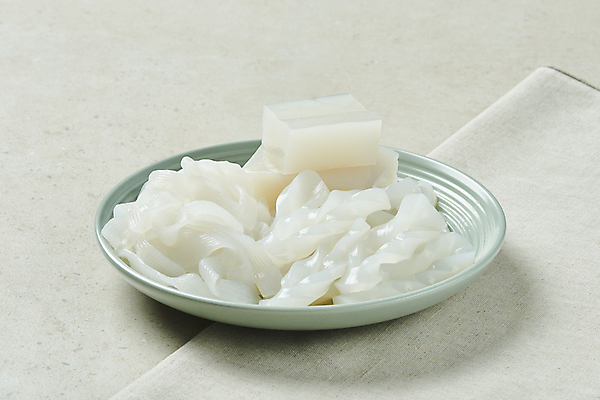 포토 JPG 스튜디오촬영 접시 다이어트 식재료 회색배경 실내 사람없음 천 담기 채식 건강식 곤약 저칼로리 파스타면 베지푸드 비건 곤약면 비건음식 국내포토 식기 음식 백그라운드 모션 파스타 건강 내부 회색 직물 면류 채식주의자 파일형식